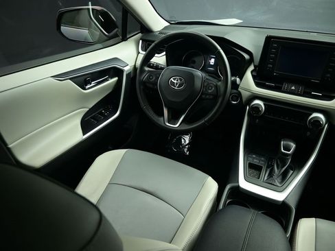 Used 2020 Toyota RAV4 XLE Premium image 16
