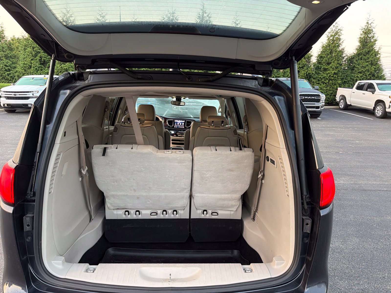 Used 2020 Chrysler Pacifica Limited FWD image 33