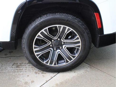 Used 2023 Jeep Wagoneer 4WD w/ Premium Group I image 39