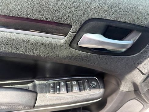 Used 2017 Chrysler 300 Limited RWD image 11