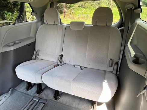 Used 2015 Toyota Sienna LE FWD image 8