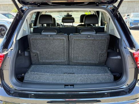 Used 2022 Volkswagen Tiguan SE w/ Panoramic Sunroof Package image 8