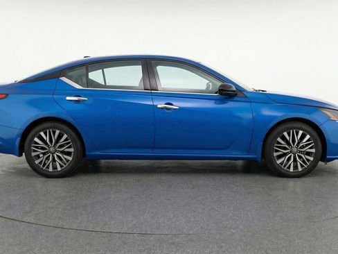 Used 2025 Nissan Altima 2.5 SV image 11