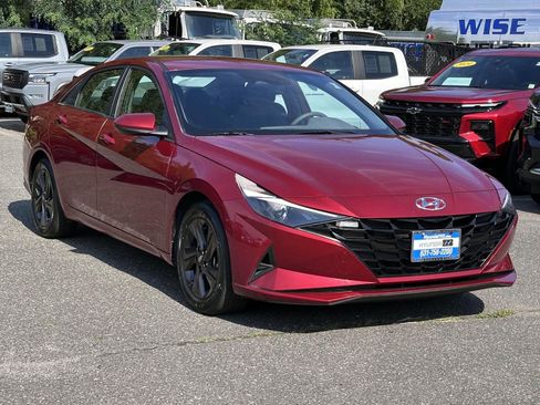 Used 2023 Hyundai Elantra SEL w/ Cargo Package FWD image 5