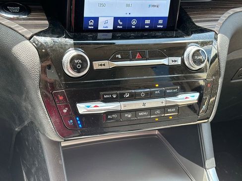 Used 2024 Ford Explorer Limited w/ Limited Technology Package RWD image 12