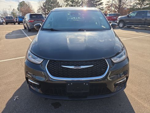 Certified 2023 Chrysler Pacifica Touring-L FWD image 8