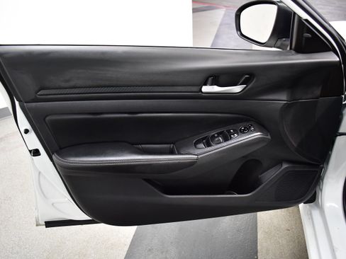 Used 2025 Nissan Altima 2.5 SV FWD image 16