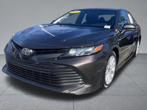 Used 2018 Toyota Camry LE image 2