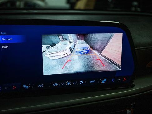 Used 2025 Chevrolet Traverse LT image 20