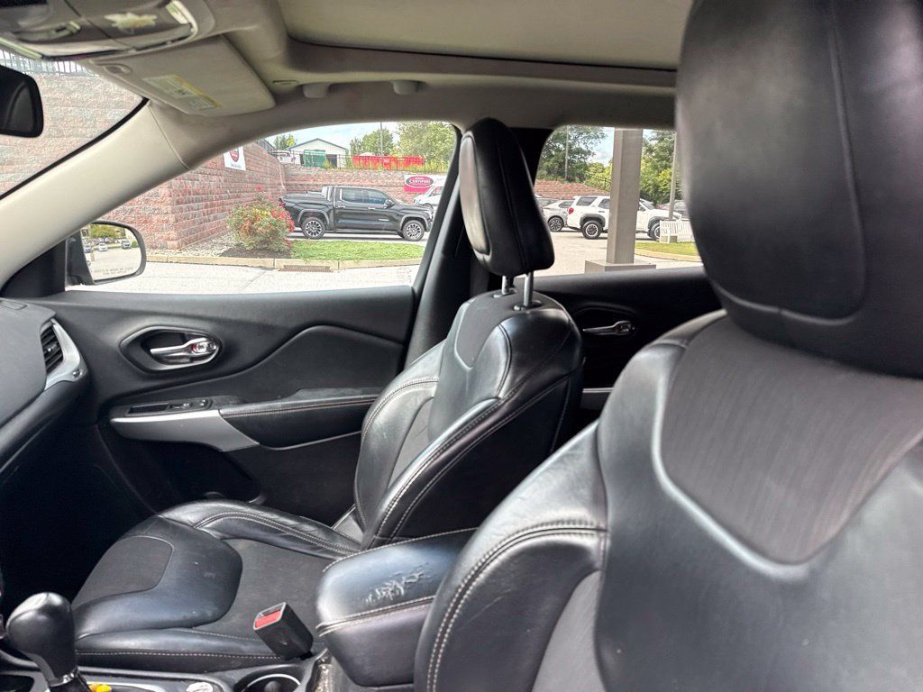Used 2018 Jeep Cherokee Latitude Plus w/ Comfort/Convenience Group AWD/4WD image 4
