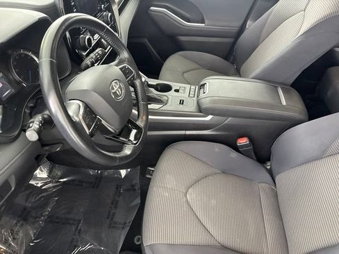 Used 2020 Toyota Highlander LE AWD/4WD image 20