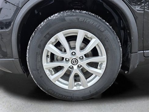 Used 2018 Nissan Rogue SV w/ Premium Package image 10