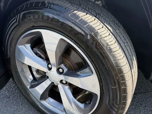 Used 2019 Jeep Cherokee Limited AWD/4WD image 42
