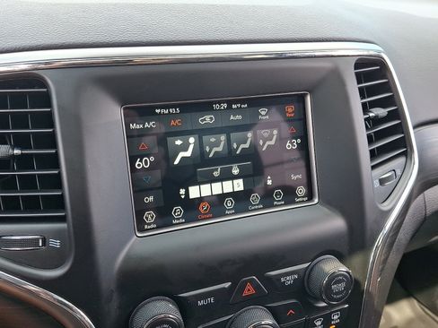 Used 2019 Jeep Grand Cherokee Laredo AWD/4WD image 17