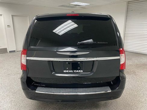 Used 2015 Chrysler Town & Country Touring-L image 6