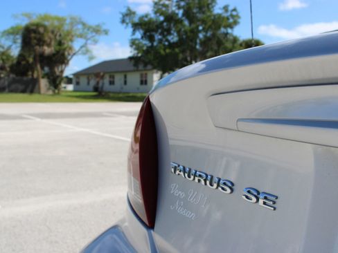 Used 2005 Ford Taurus SE FWD image 15