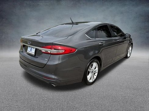 Used 2018 Ford Fusion SE w/ Fusion SE Technology Package FWD image 6