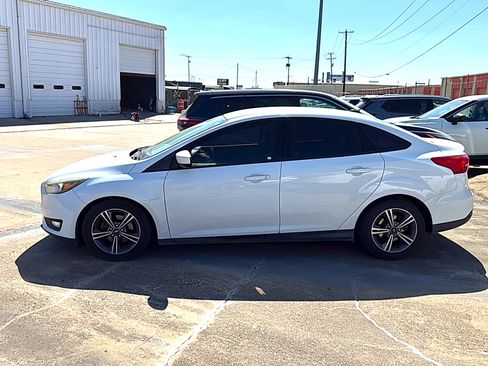Used 2018 Ford Focus SE w/ SE Appearance Package image 2