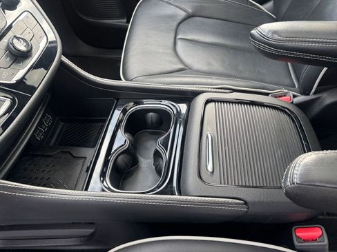 Used 2025 Chrysler Pacifica Limited image 46