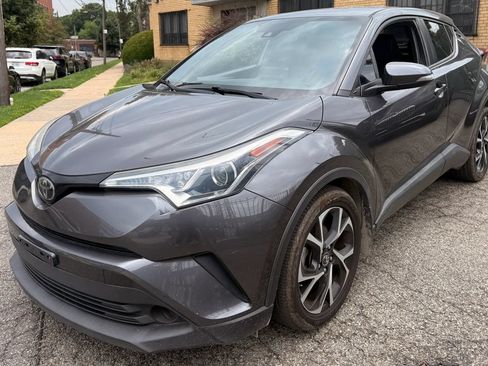 Used 2019 Toyota C-HR XLE FWD image 1