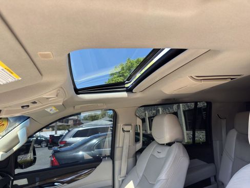 Used 2019 Cadillac Escalade ESV Luxury AWD/4WD image 19