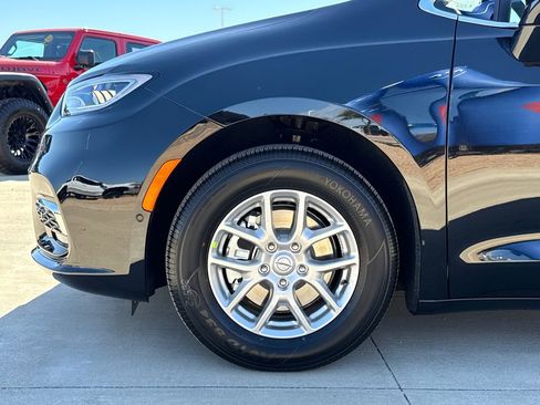 New 2026 Chrysler Pacifica Select image 5