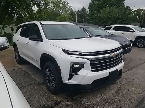 Certified 2025 Chevrolet Traverse LT FWD image 1