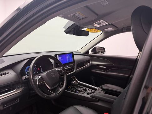 Used 2025 Toyota Grand Highlander AWD image 29