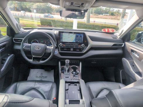 Certified 2021 Toyota Highlander Platinum image 29