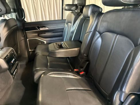 Used 2024 Jeep Wagoneer L Series II w/ Flexible Seating Group AWD/4WD image 16
