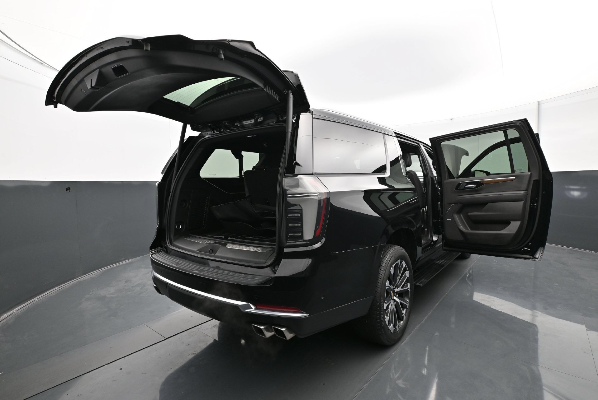 Used 2025 Chevrolet Suburban High Country AWD/4WD image 37