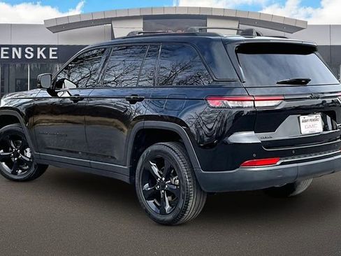 Used 2023 Jeep Grand Cherokee Limited w/ Black Appearance Package image 12