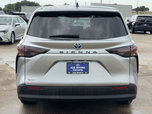 Used 2025 Toyota Sienna LE FWD image 8