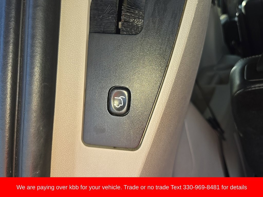 Used 2013 Chrysler Town & Country Touring FWD image 29