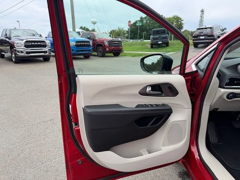 Used 2024 Chrysler Pacifica Touring-L FWD image 13