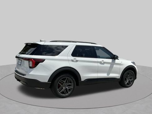 Used 2025 Ford Explorer ST-Line w/ ST-Line Street Pack AWD/4WD image 7
