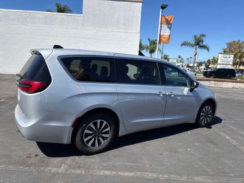 Used 2024 Chrysler Pacifica Limited FWD image 13
