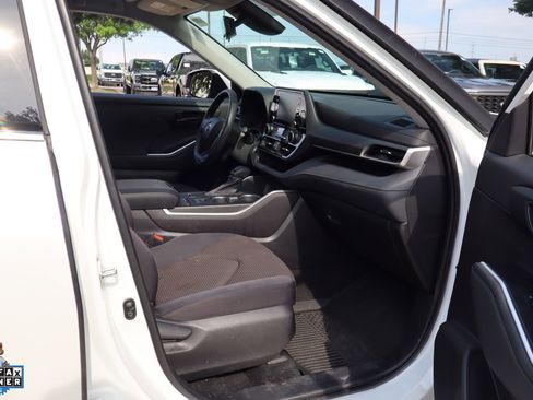 Used 2022 Toyota Highlander L FWD image 29