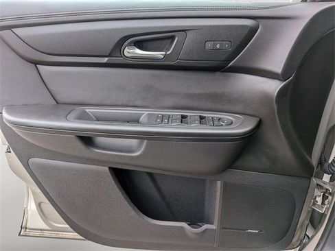 Used 2017 Chevrolet Traverse LT image 21