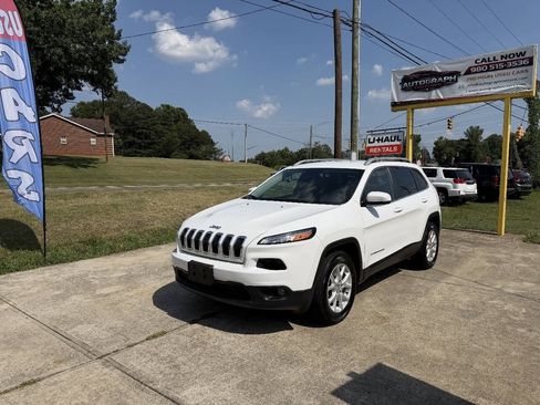 Used 2017 Jeep Cherokee Latitude w/ Comfort/Convenience Group AWD/4WD image 1