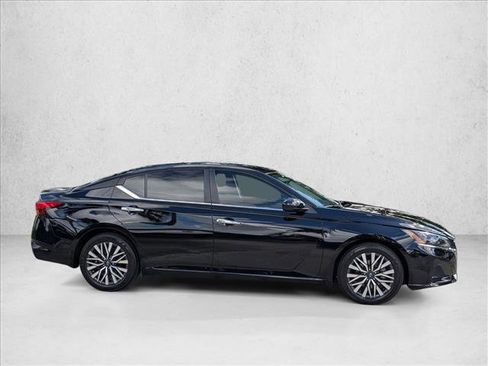 Certified 2024 Nissan Altima 2.5 SV w/ SV Premium Package image 4