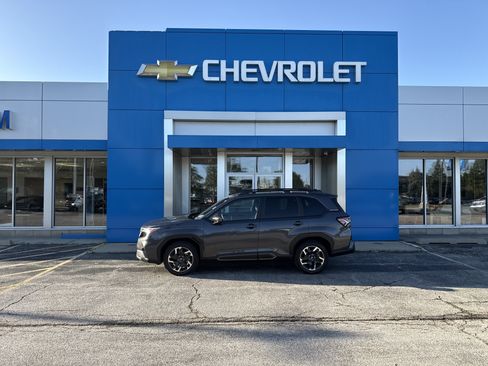 Used 2025 Subaru Forester Limited AWD/4WD image 2