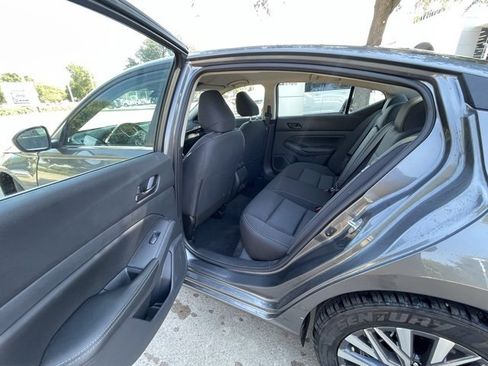 Used 2025 Nissan Altima 2.5 SV image 9