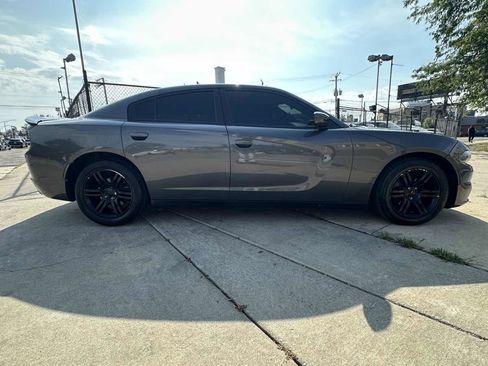 Used 2019 Dodge Charger SXT w/ Leather Interior Group RWD image 4