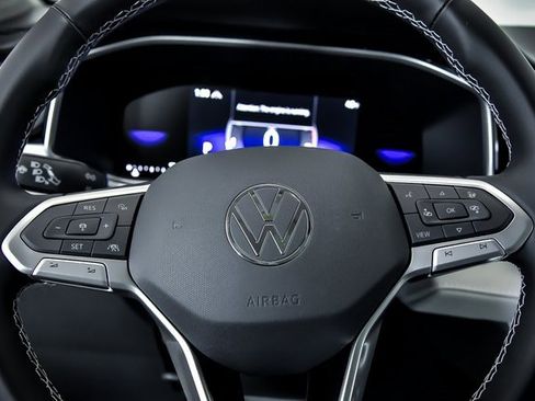 Certified 2025 Volkswagen Taos SE w/ Panoramic Sunroof Package image 11