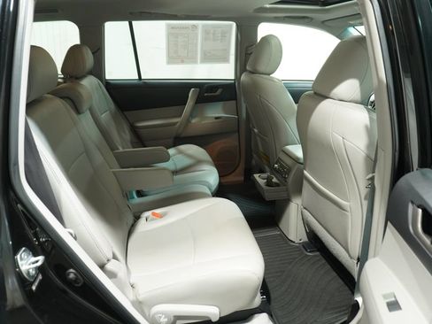 Used 2012 Toyota Highlander SE w/ Tow Pkg AWD/4WD image 17