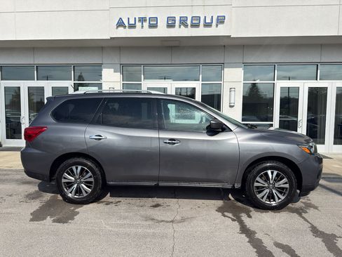 Used 2017 Nissan Pathfinder SV AWD/4WD image 2