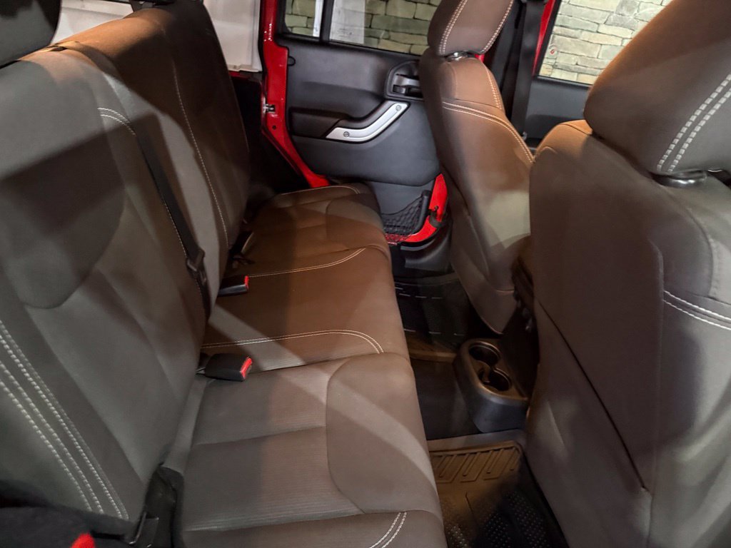 Used 2018 Jeep Wrangler Unlimited Sahara w/ Connectivity Group AWD/4WD image 31