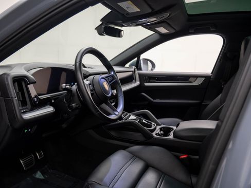 Certified 2024 Porsche Cayenne S image 4