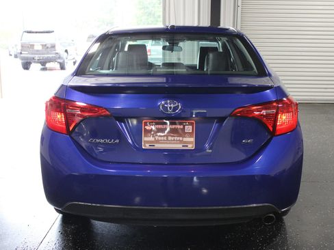 Used 2018 Toyota Corolla SE w/ SE Premium Package FWD image 4